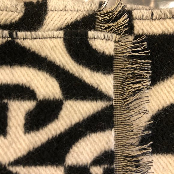 Gucci GG Rhombus Logo Jacquard Scarf in Ivory and Black. New with Tags - Picture 4 of 6